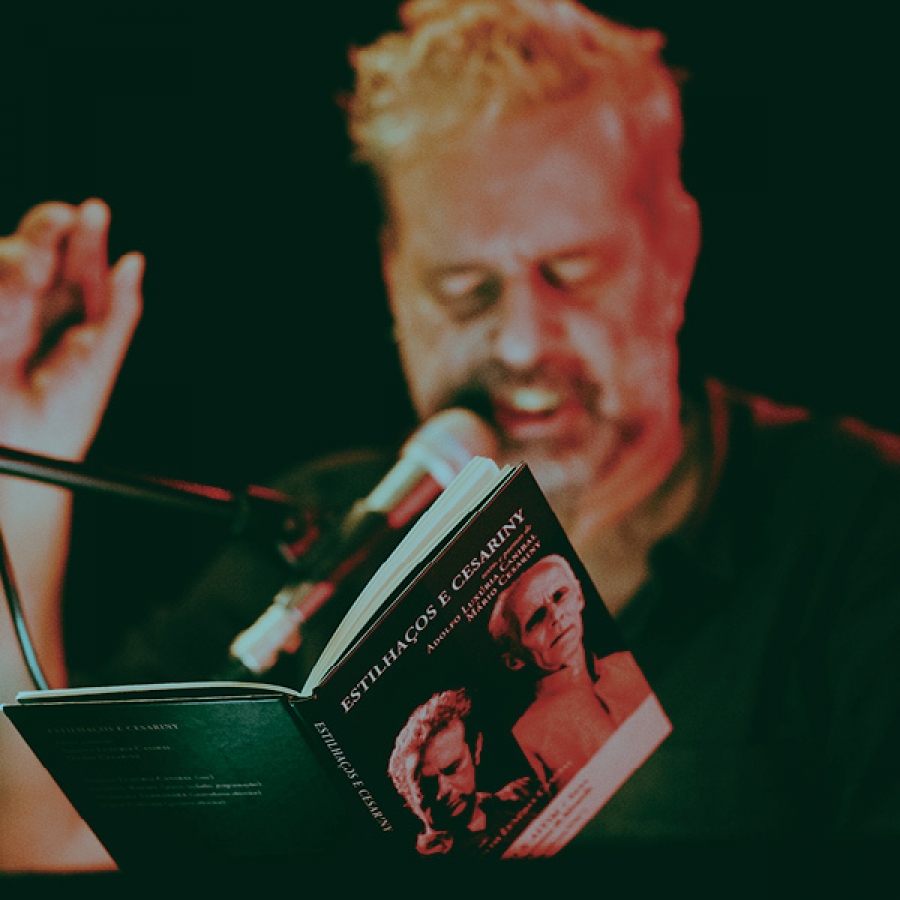 Estilhaços de Escuridão // por Estilhaços [Adolfo Luxúria Canibal, António Rafael, Henrique Fernandes e Jorge Coelho]